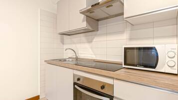 Frigorífico, microondas, horno y placa de cocina