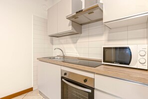 Fridge, microwave, oven, stovetop - Bright Studio Apartment with Private Garden (Bergamo)