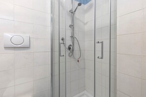 Shower, hair dryer, bidet, towels - Bright Studio Apartment with Private Garden (Bergamo)