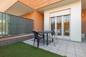 Outdoor dining - Bright Studio Apartment with Private Garden (Bergamo)