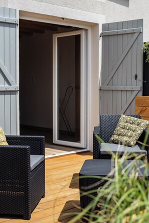 Terrace/patio - House with swimming pool, view of the Canal du Midi (Capestang)