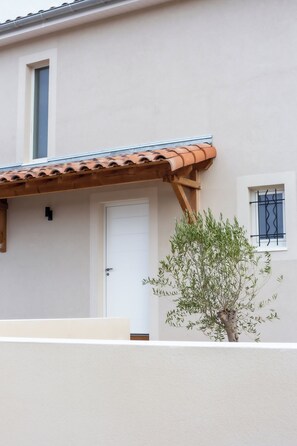 Exterior - House with swimming pool, view of the Canal du Midi (Capestang)