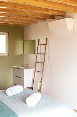 3 bedrooms, iron/ironing board, WiFi, bed sheets - House with swimming pool, view of the Canal du Midi (Capestang)