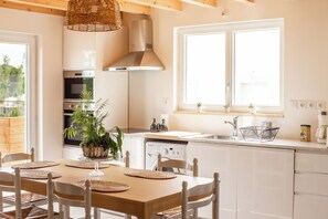 Private kitchen - House with swimming pool, view of the Canal du Midi (Capestang)