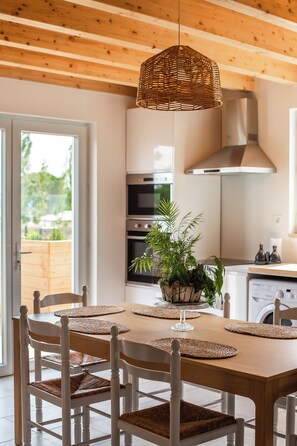 Dining - House with swimming pool, view of the Canal du Midi (Capestang)
