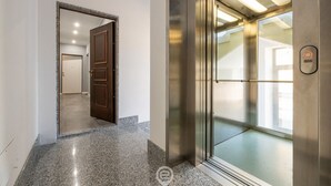 An elevator with a metallic interior and a control panel with a red light. - Trieste Avenue Apartment (Cagliari)
