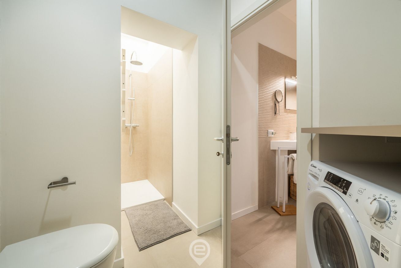Shower, bidet, towels, shampoo