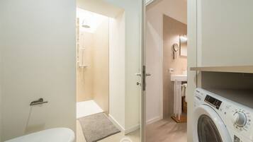 Shower, bidet, towels, shampoo