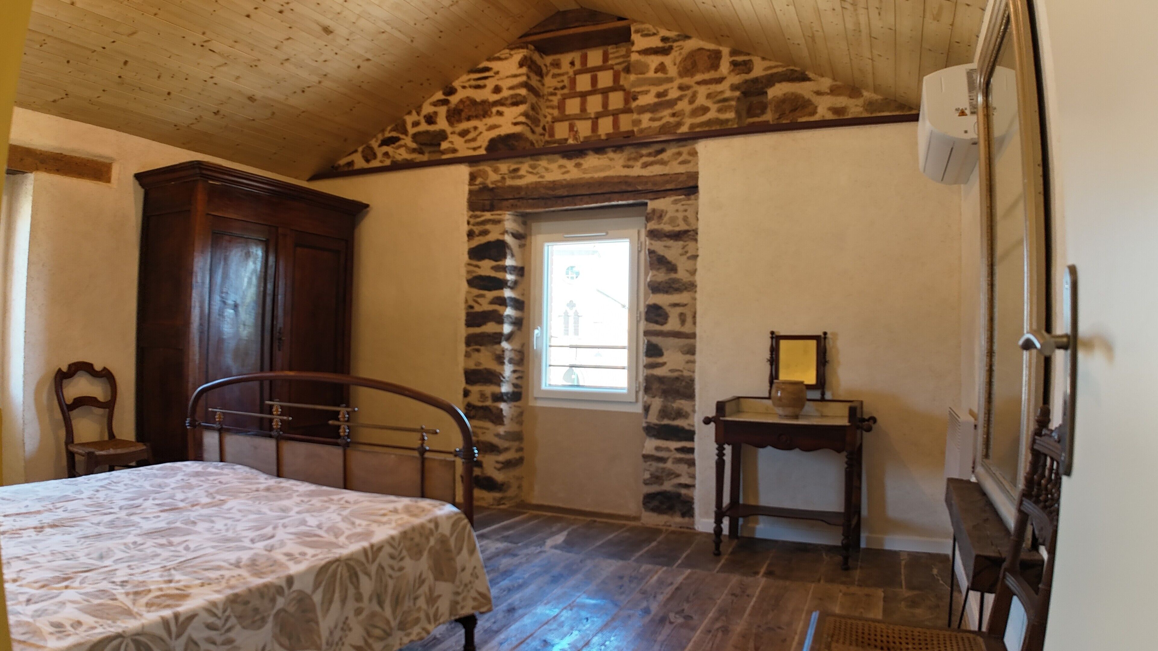 3 habitaciones, tabla de planchar con plancha y ropa de cama 