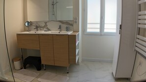 Dusche, Haartrockner, Handtücher