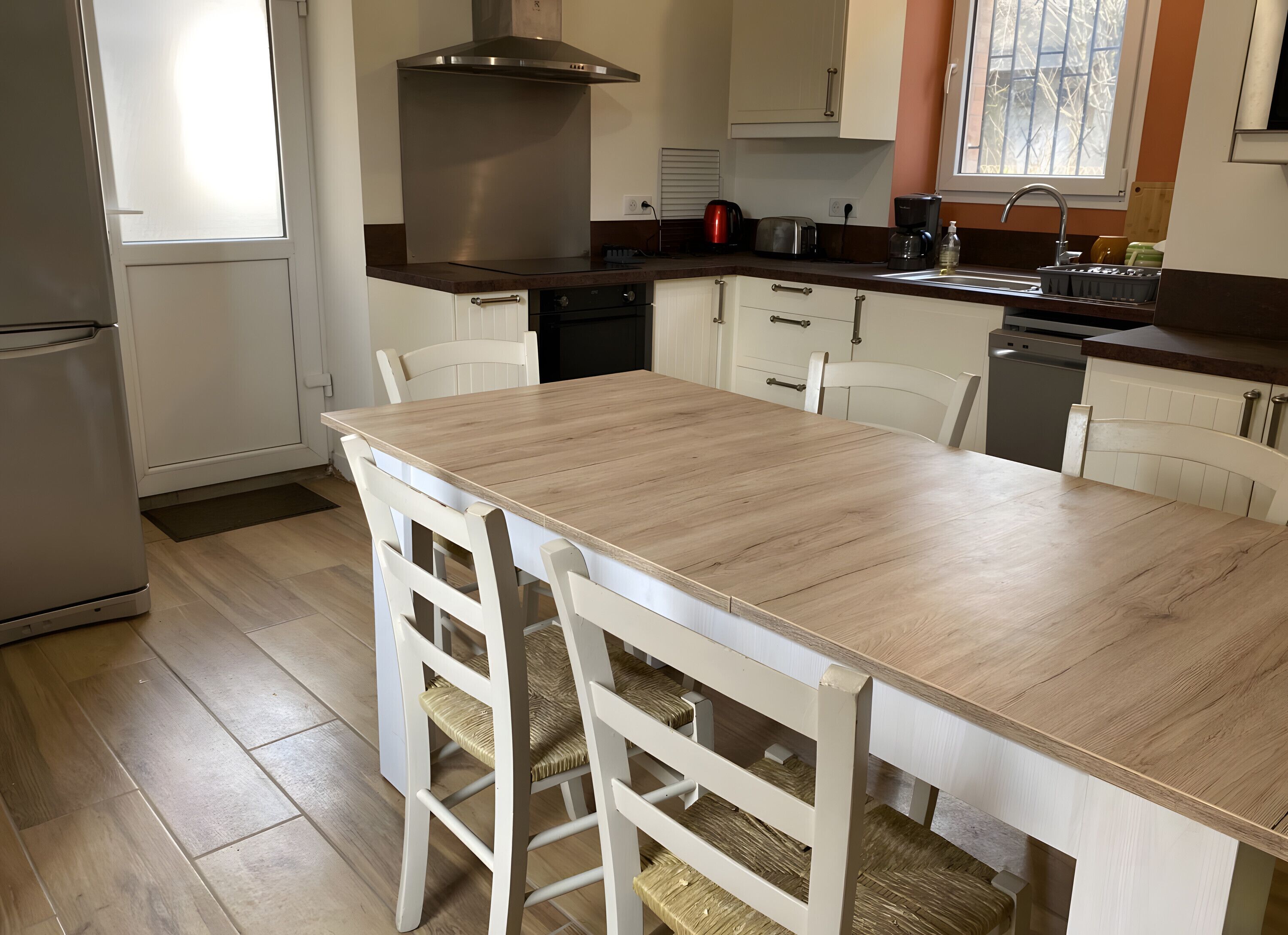 Geladeira, micro-ondas, fogão, cooktop