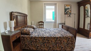 3 bedrooms, iron/ironing board, bed sheets