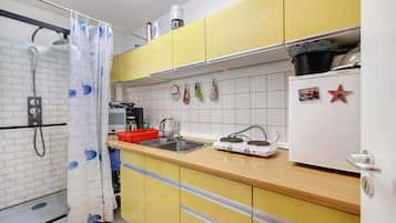 Fridge, microwave, stovetop, coffee/tea maker