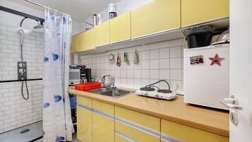 Jääkaappi, mikroaaltouuni, liesi, kahvin-/teenkeitin