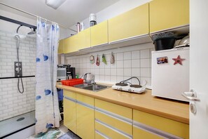 Kylskåp, mikrovågsugn, spishäll och kaffe- och tebryggare