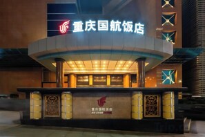 Un restaurant au design moderne, qui se distingue par un logo et une enseigne bien visibles.