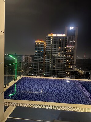 Outdoor pool - Cozy 1-bedroom apartment in Nairobi with fitness room, rooftop pool, balcony (Nairobi)