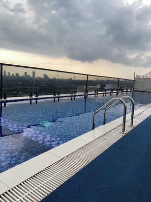 Outdoor pool - Cozy 1-bedroom apartment in Nairobi with fitness room, rooftop pool, balcony (Nairobi)