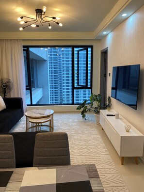 Smart TV - Cozy 1-bedroom apartment in Nairobi with fitness room, rooftop pool, balcony (Nairobi)
