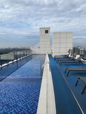 Outdoor pool - Cozy 1-bedroom apartment in Nairobi with fitness room, rooftop pool, balcony (Nairobi)