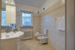 Shower, hair dryer, bidet, towels - Agrilaura L'angolo dei Fiori (Nago-Torbole)