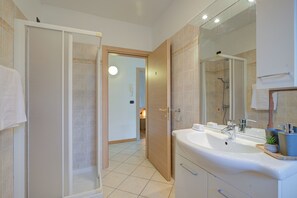 Shower, hair dryer, bidet, towels - Agrilaura L'angolo dei Fiori (Nago-Torbole)