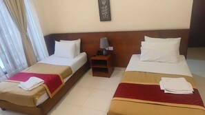 Chambre Deluxe double ou avec lits jumeaux | Espace de travail pour ordinateurs portables, fer et planche à repasser