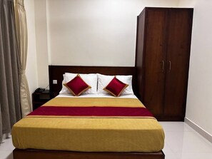 Chambre Deluxe double ou avec lits jumeaux | Espace de travail pour ordinateurs portables, fer et planche à repasser