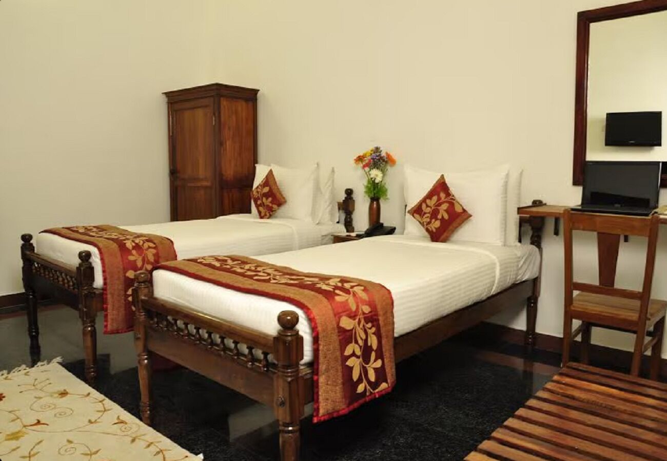 Habitación básica con 2 camas individuales