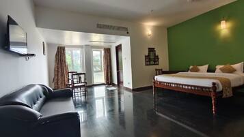 Luxury Studio Suite | Desk, laptop workspace, free WiFi