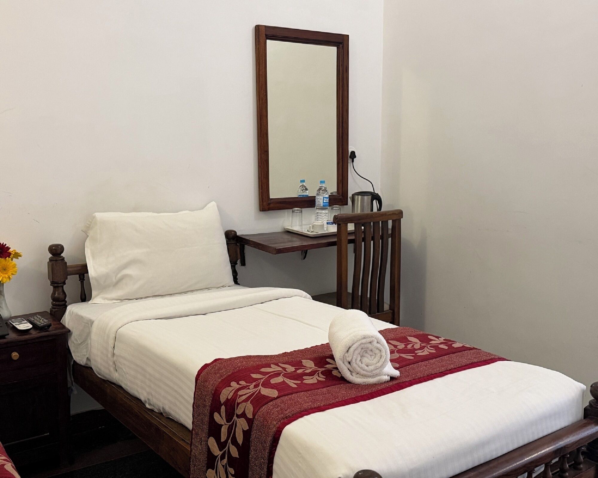 Habitación básica con 2 camas individuales | Escritorio, espacio para trabajar con un portátil, wifi gratis