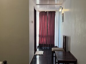 Basic Twin Room | Desk, laptop workspace, free WiFi