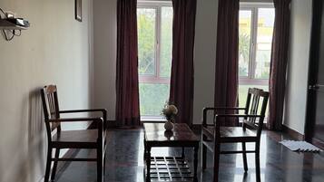 Escritorio, espacio para trabajar con laptop y wifi gratis