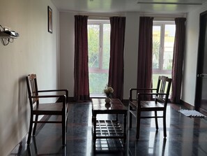 Luxury Studio Suite | Desk, laptop workspace, free WiFi