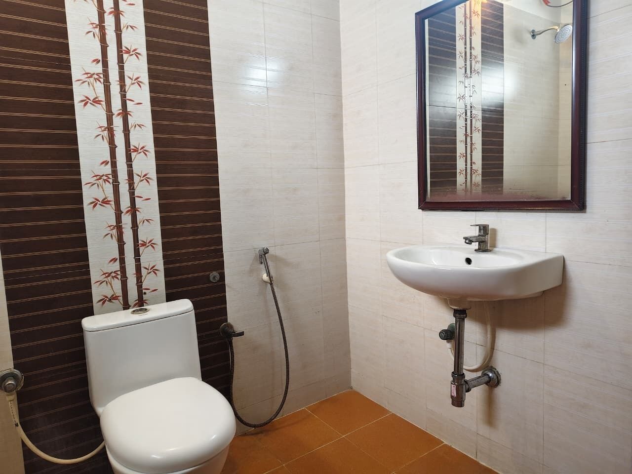 Un baño con inodoro, ducha y lavamanos.