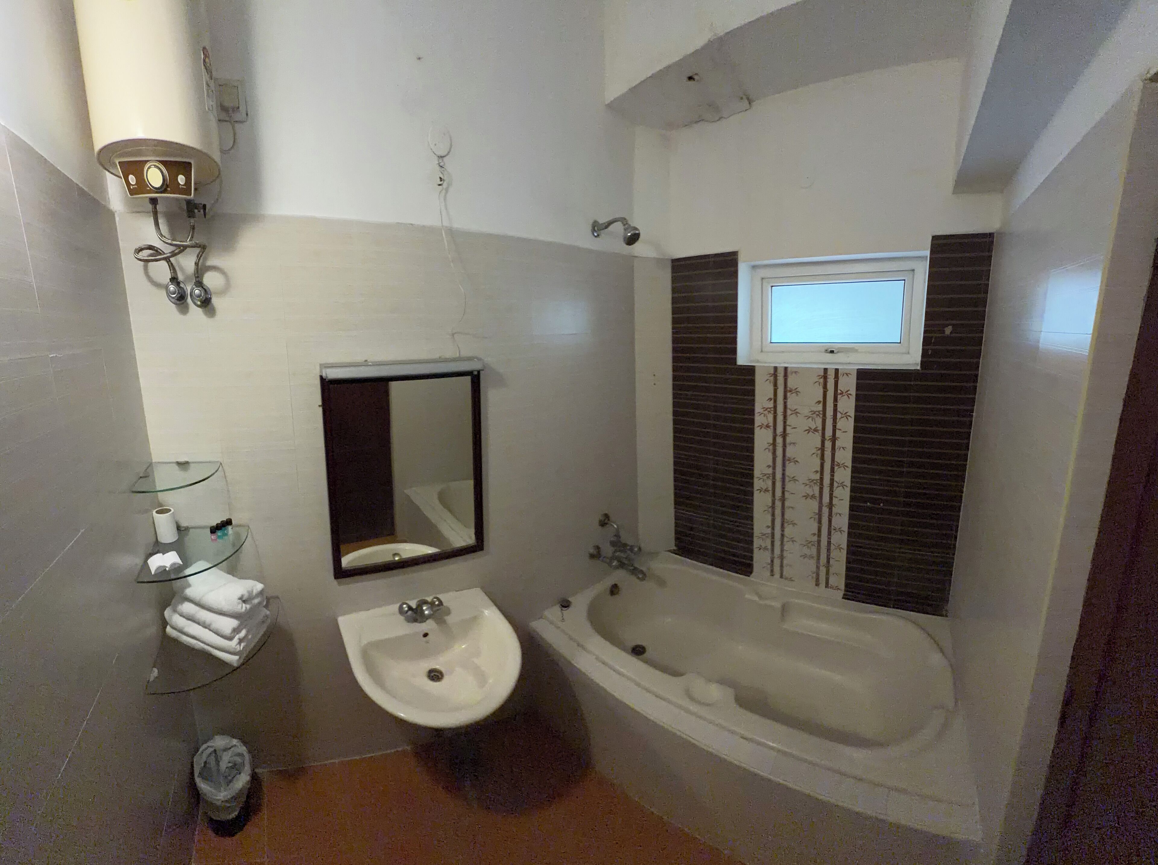 Un baño con lavamanos, espejo y bañera.