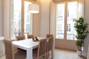 Superior Apartment, 2 Bedrooms, Balcony | Dining - Apartamentos Pinar Málaga Centro (Málaga)