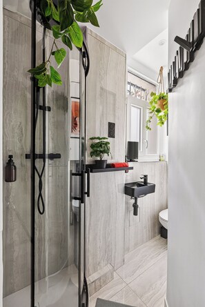 Dusche, Handtücher, Toilettenpapier
