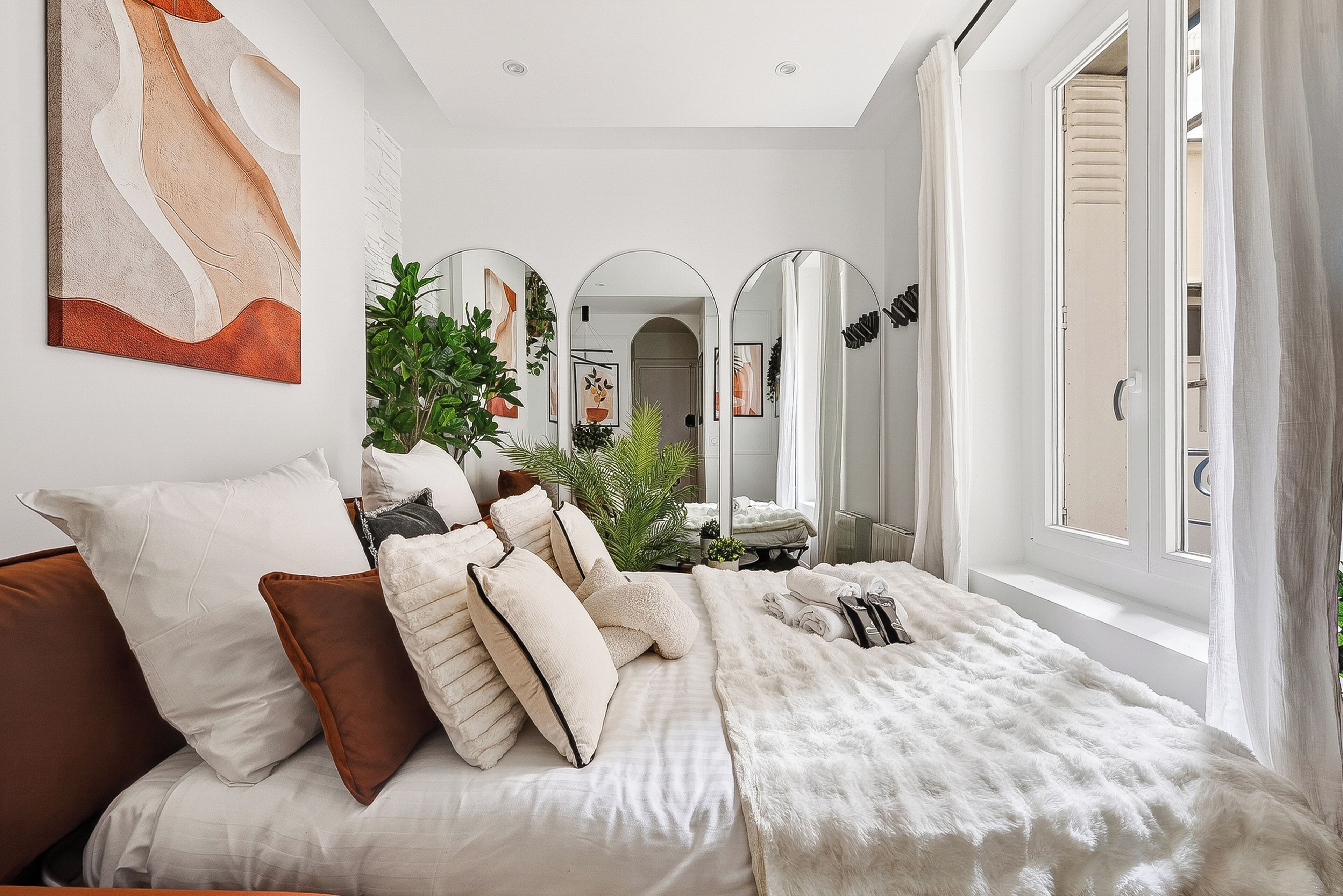 Tabla de planchar con plancha, wifi gratis y ropa de cama 