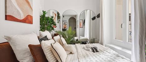 Tabla de planchar con plancha, wifi gratis y ropa de cama