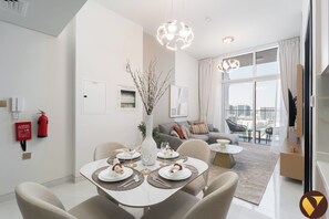 Standard Apartment, 1 Katil Raja (King) dengan Katil Sofa, Balcony, City View | Makan dalam bilik