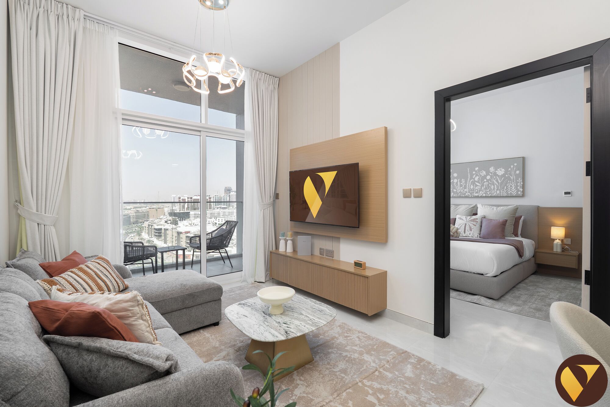 スタンダード アパートメント キングベッド 1 台ソファーベッド付き バルコニー シティビュー | リビングルーム | 65 インチのスマートテレビ (ケーブル放送視聴可)