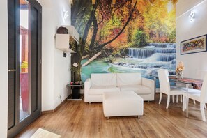 TV - Holiday Home 'Cinque Terre - Laspezia - Loft 1910' with Garden, Balcony and Wi-Fi (La Spezia)