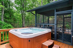 Outdoor spa tub - Emerald Spring's Cabin (Pigeon Forge)