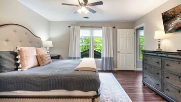 Signature Cabin, 3 Bedrooms, Hot Tub