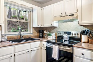 Signature Cabin, 3 Bedrooms, Hot Tub | Private kitchen | Fridge, microwave, oven, stovetop - Emerald Spring's Cabin (Sevierville)