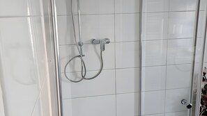 Dusch, hårtork och handdukar