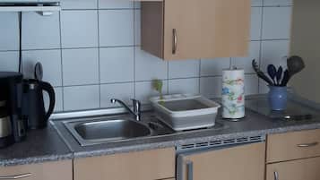 Frigorifero, microonde, piano cottura, macchina per tè/caffè