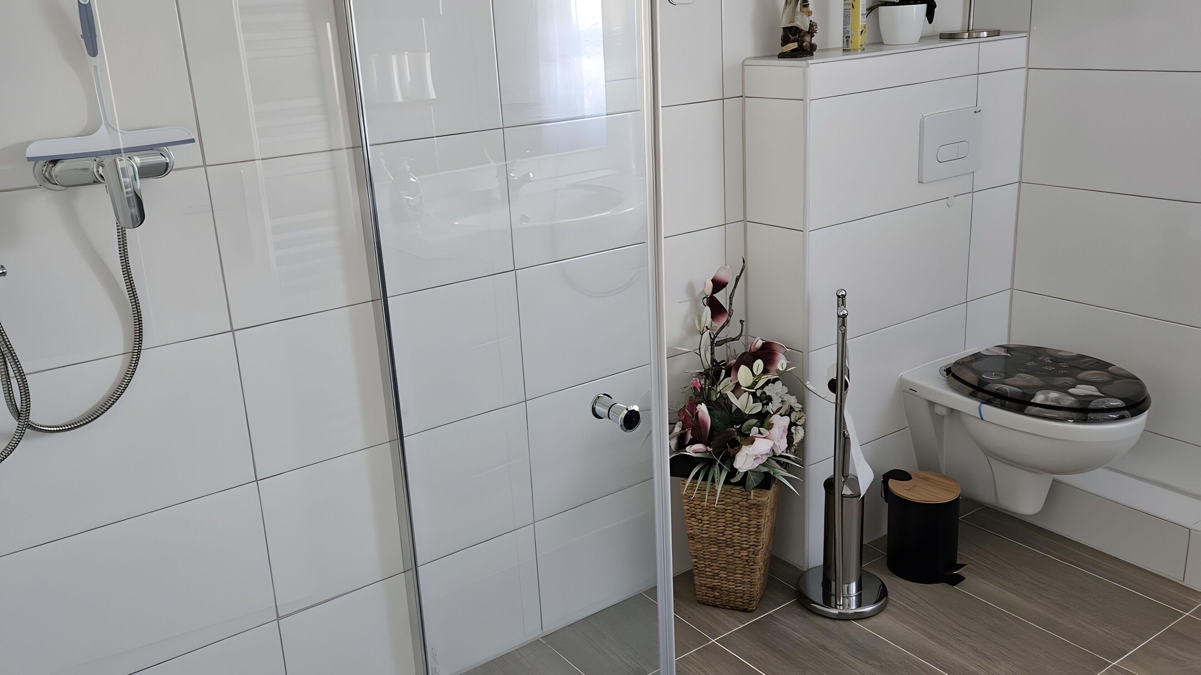 Dusj, hårføner og håndklær
