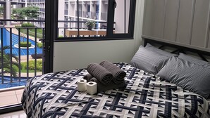 Une chambre à coucher avec un lit, une fenêtre et un appareil de climatisation.